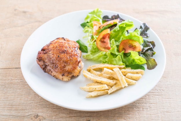 steak de poulet grillé avec frites et salade de légumes