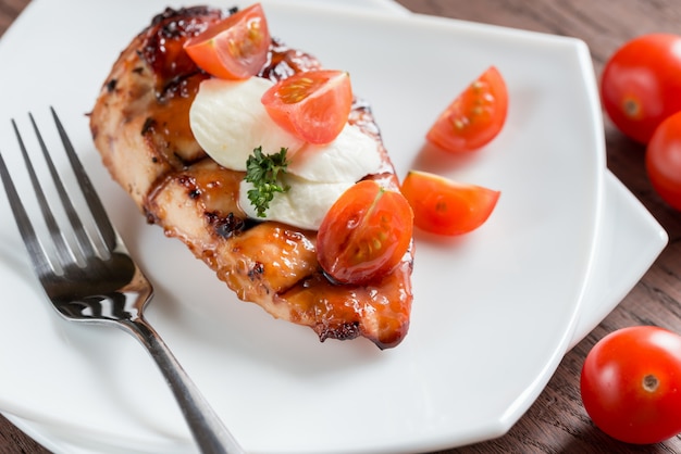 Steak de poulet grillé avec mozzarella et tomates cerises