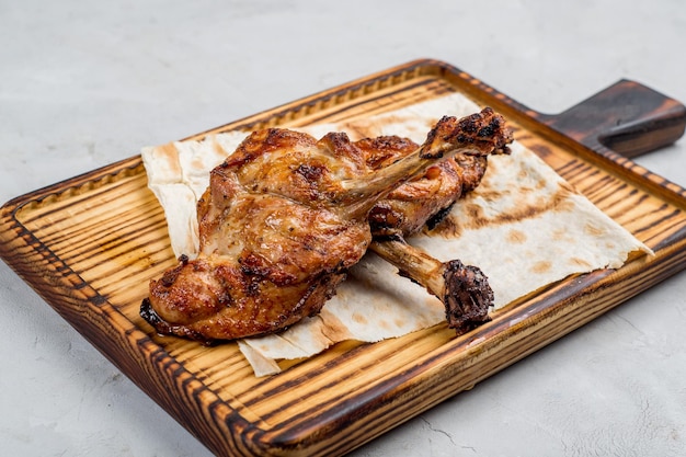 Steak de poulet grillé sur une planche