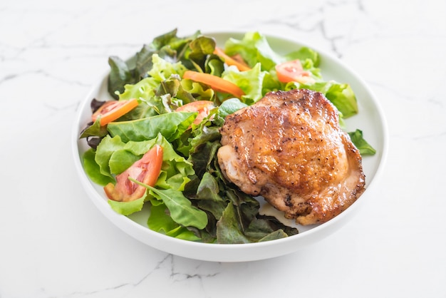 steak de poulet grillé avec salade de légumes