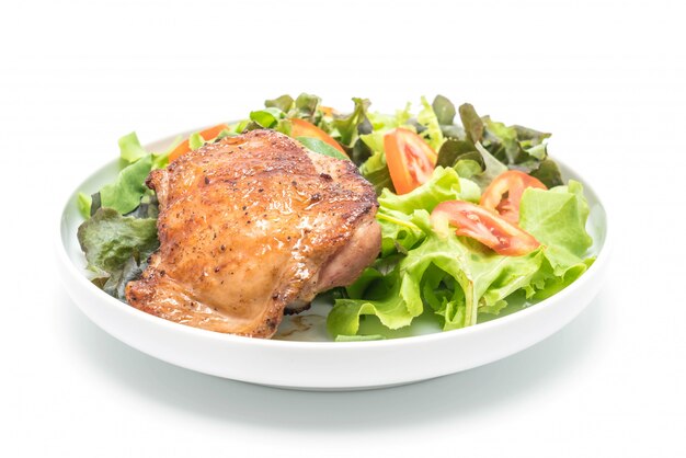 steak de poulet grillé avec salade de légumes