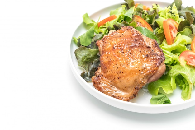 steak de poulet grillé avec salade de légumes