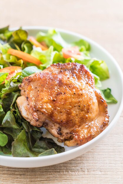 steak de poulet grillé avec salade de légumes