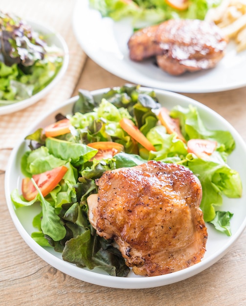 steak de poulet grillé avec salade de légumes