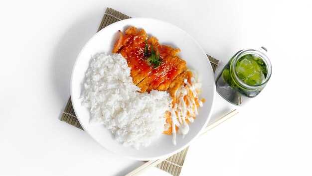 Steak de poulet avec riz blanc piquant et mayonnaise