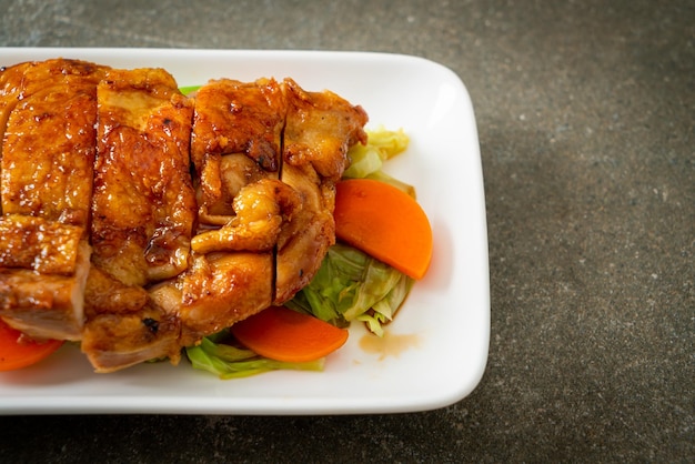 Steak de poulet teppanyaki avec chou et carotte