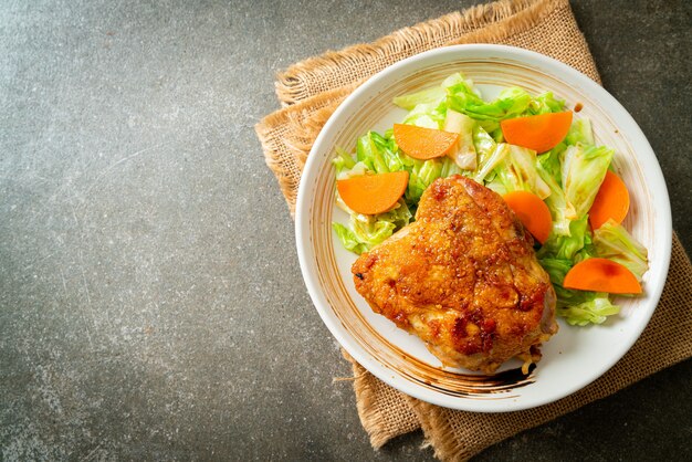 Steak de poulet teppanyaki teriyaki avec chou et carotte