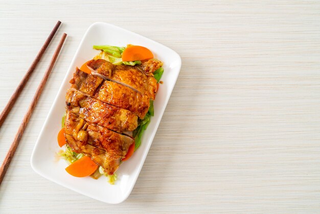 Steak de poulet teppanyaki teriyaki avec chou et carotte