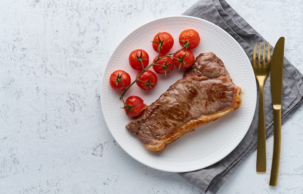 Photo steak de régime cétogène keto aux tomates sur fond blanc