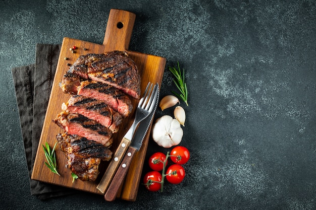 Steak Ribeye, grillé avec du poivre et de l&#39;ail.