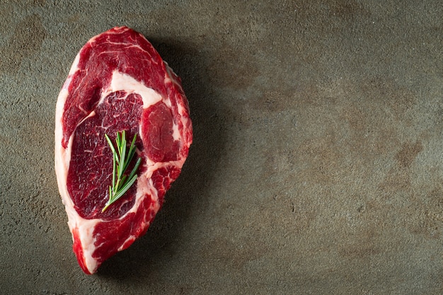 Steak Ribeye, grillé avec du poivre et de l'ail.