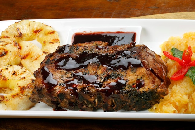 steak rôti avec salade et pomme de terre