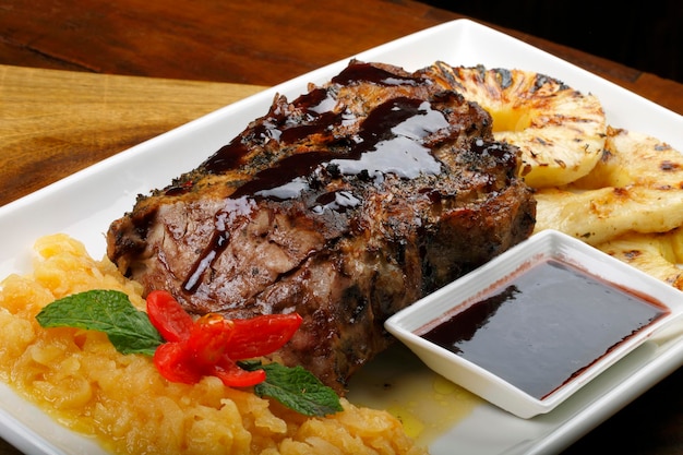 steak rôti avec salade et pomme de terre