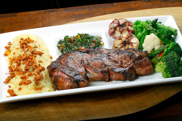 steak rôti avec salade et pomme de terre