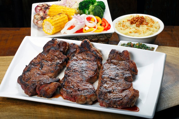 steak rôti avec salade et pomme de terre