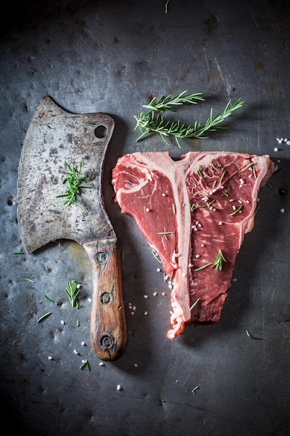 Steak rouge savoureux sur une vieille table en métal