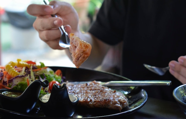 Steak et salade sur assiette nourriture populaire