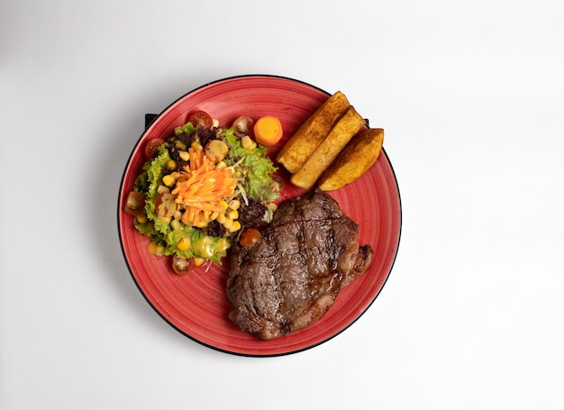 Steak avec salade et frites