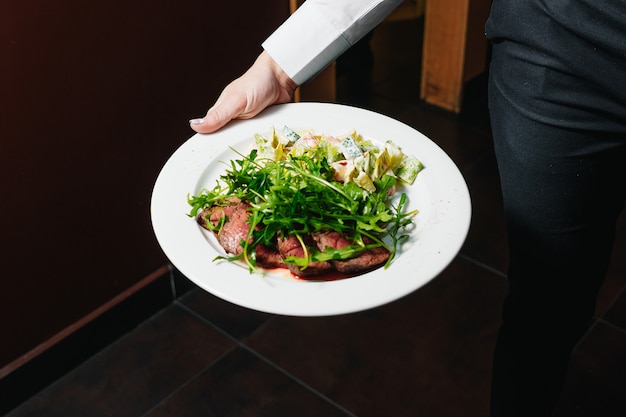 Steak avec sang de roquette et salade