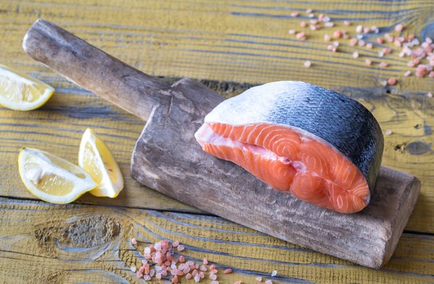Steak de saumon cru sur la planche de bois