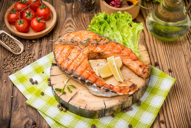 Steak de saumon grillé sur une assiette faite