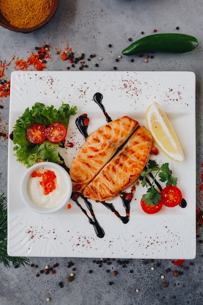 Steak De Saumon Grillé Et Salade Sur Une Assiette. Vue De Dessus Horizontale