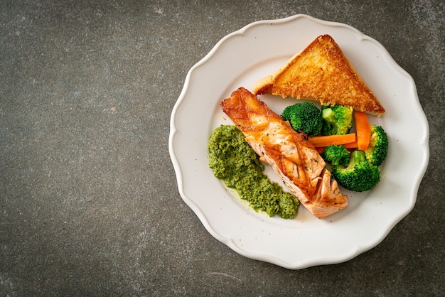 steak de saumon grillé avec sauce pesto et légumes