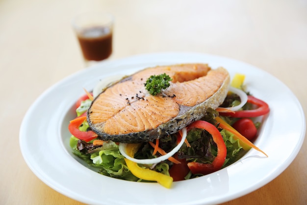 Steak de saumon avec salade