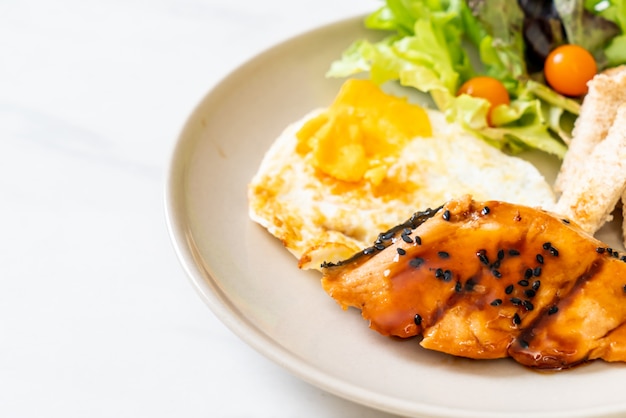 steak de saumon teriyaki avec œuf au plat et salade