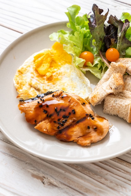 steak de saumon teriyaki avec œuf au plat et salade