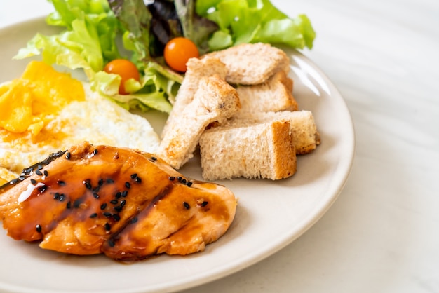 steak de saumon teriyaki avec œuf au plat et salade