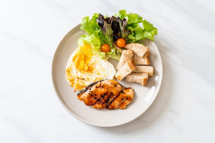 Photo steak de saumon teriyaki avec œuf au plat et salade