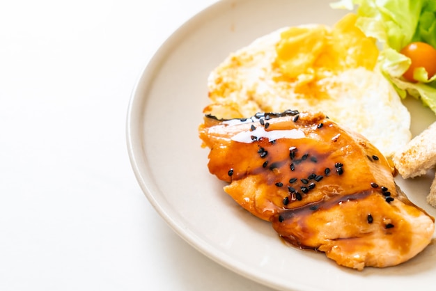 steak de saumon teriyaki avec œuf au plat et salade