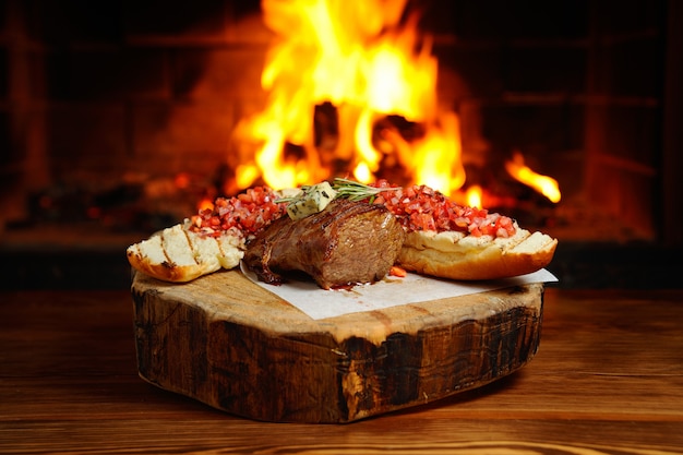 Steak savoureux sur un fond de feu