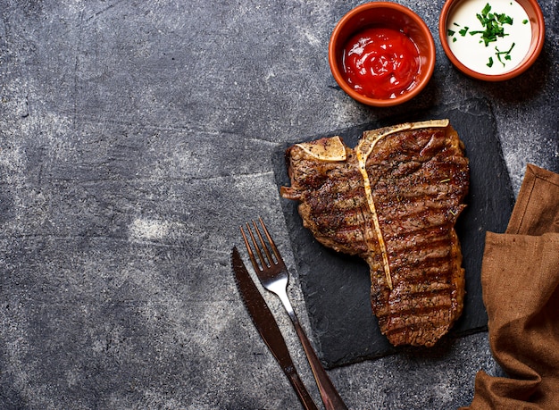 Steak de T-bone grillé sur noir