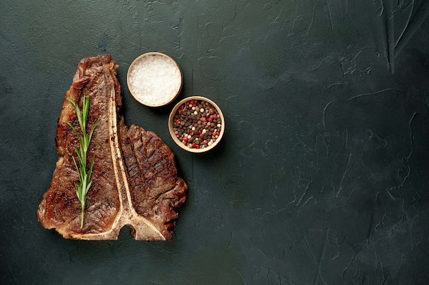 Steak de T-bone grillé sur une table en pierre. Avec copie espace pour votre texte.