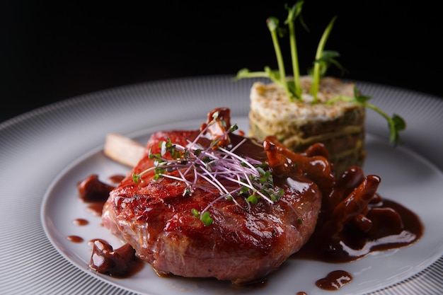 Steak de Tamahawk sur l'os avec sauce aux champignons