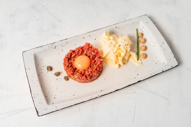 Steak tartare délicieux.