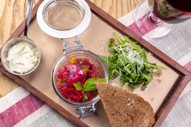 Steak Tartare avec du pain grillé