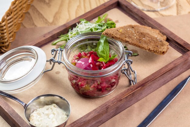 Photo steak tartare avec du pain grillé