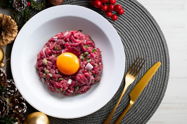 Steak tartare traditionnel avec du bœuf et du jaune d'œuf