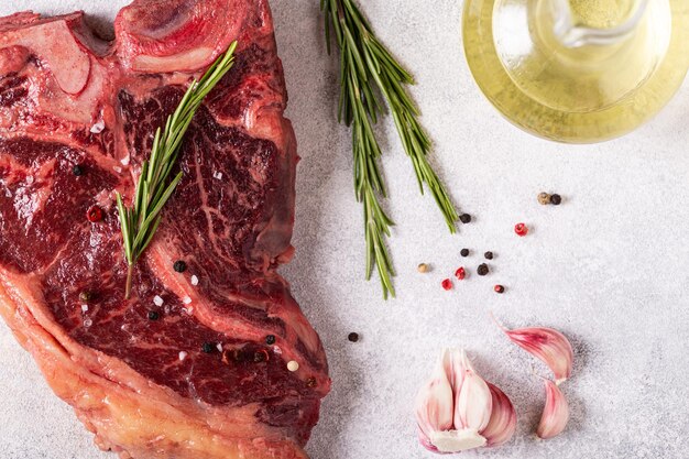 Steak de tbone cru frais sur la vue de dessus de fond en pierre claire