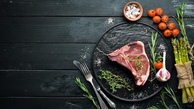 Steak Tbone cru sur une table en bois Vue de dessus Espace libre pour le texte