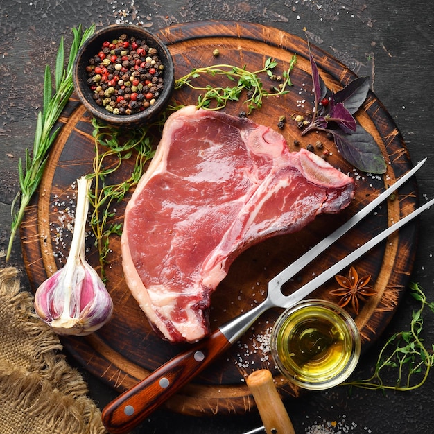 Steak Tbone cru sur une table en bois Vue de dessus Espace libre pour le texte