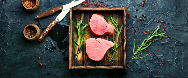 Steak de thon cru frais et estragon sur table de cuisine