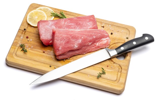 Photo steak de thon frais sur une planche de coupe en bois isolée sur un fond blanc