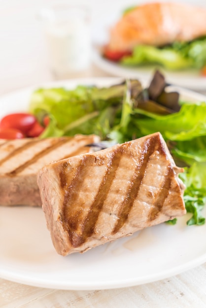 steak de thon à la salade