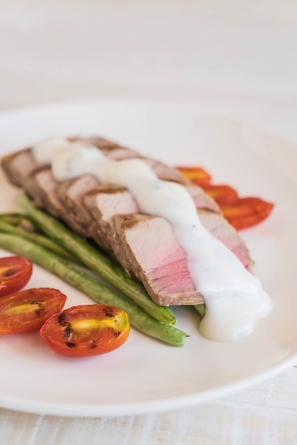 steak de thon à la salade