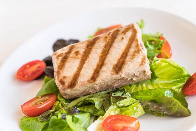 steak de thon à la salade