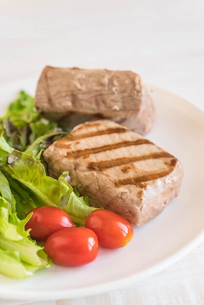 steak de thon à la salade